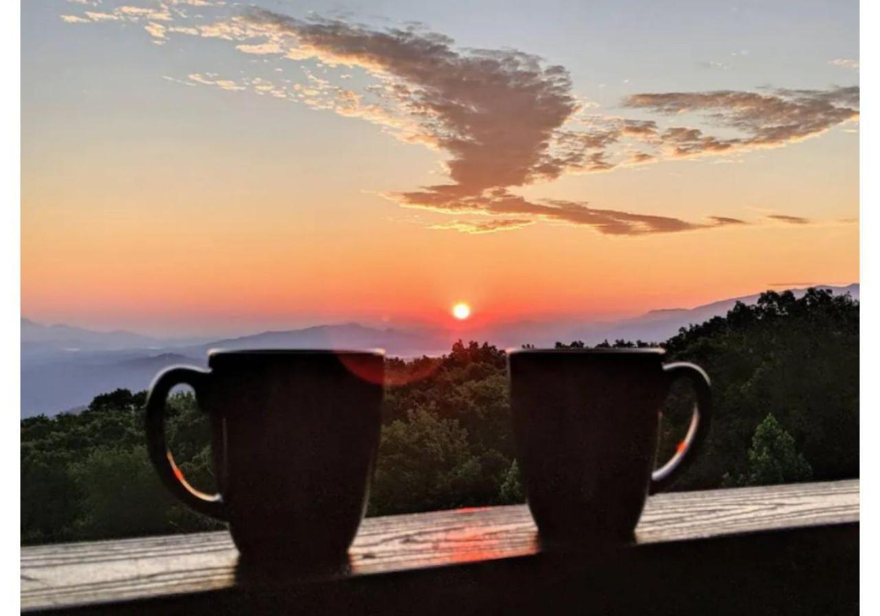 Sky High Views!!-Peak Mountaintop-Outdoor Pool-Close To Downtown-Private Balcony-Wifi-Cable Гетлинбург Екстериор снимка