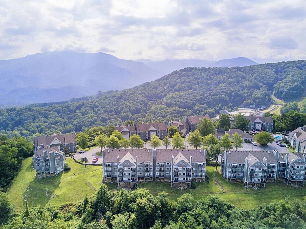 Sky High Views!!-Peak Mountaintop-Outdoor Pool-Close To Downtown-Private Balcony-Wifi-Cable Гетлинбург Екстериор снимка
