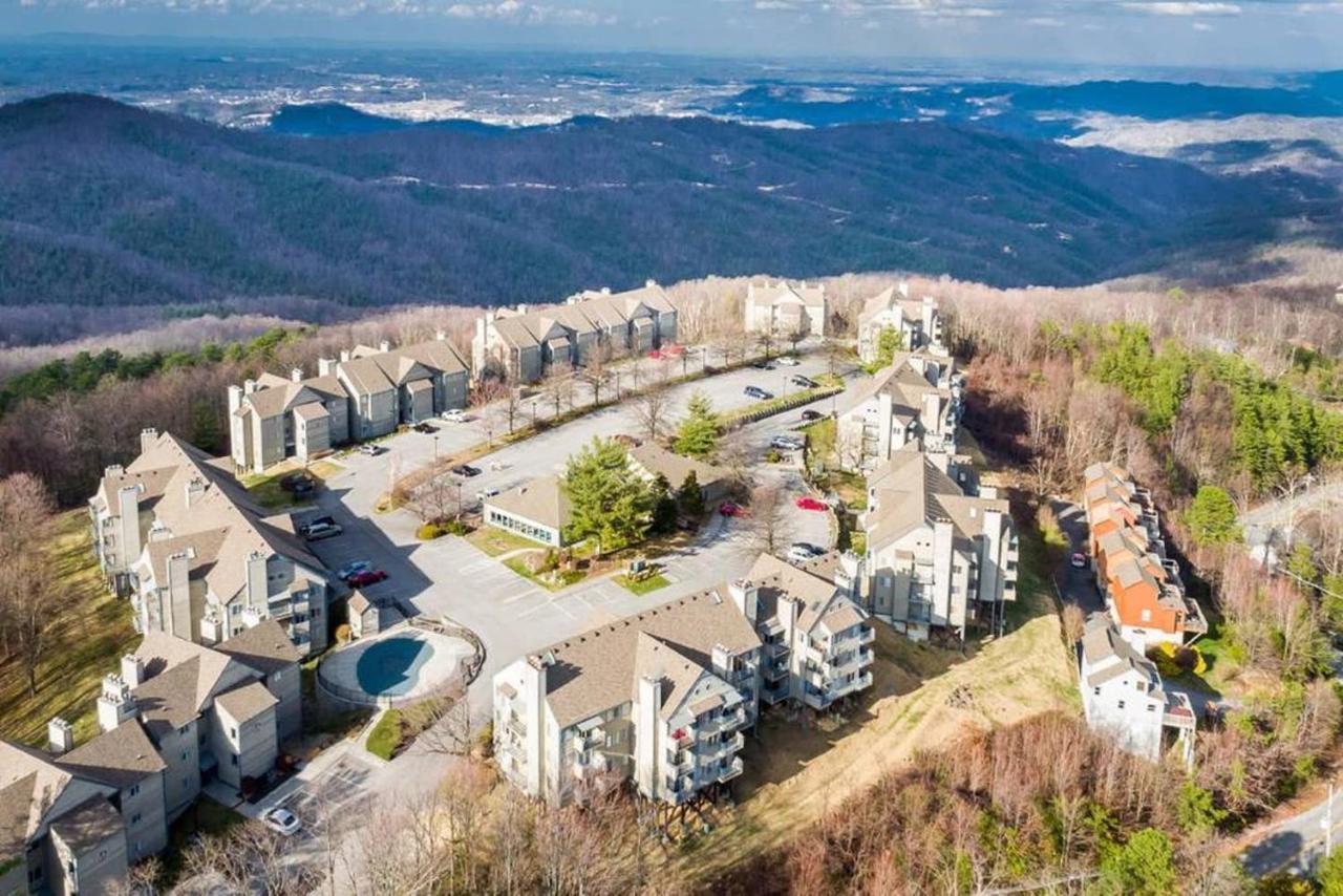 Sky High Views!!-Peak Mountaintop-Outdoor Pool-Close To Downtown-Private Balcony-Wifi-Cable Гетлинбург Екстериор снимка