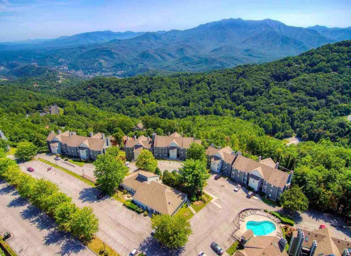 Sky High Views!!-Peak Mountaintop-Outdoor Pool-Close To Downtown-Private Balcony-Wifi-Cable Гетлинбург Екстериор снимка