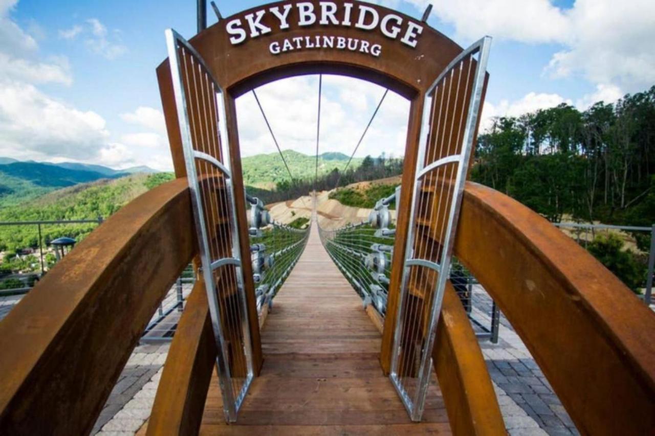 Sky High Views!!-Peak Mountaintop-Outdoor Pool-Close To Downtown-Private Balcony-Wifi-Cable Гетлинбург Екстериор снимка