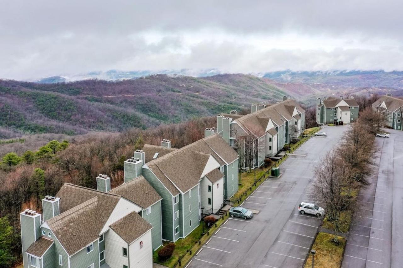 Sky High Views!!-Peak Mountaintop-Outdoor Pool-Close To Downtown-Private Balcony-Wifi-Cable Гетлинбург Екстериор снимка
