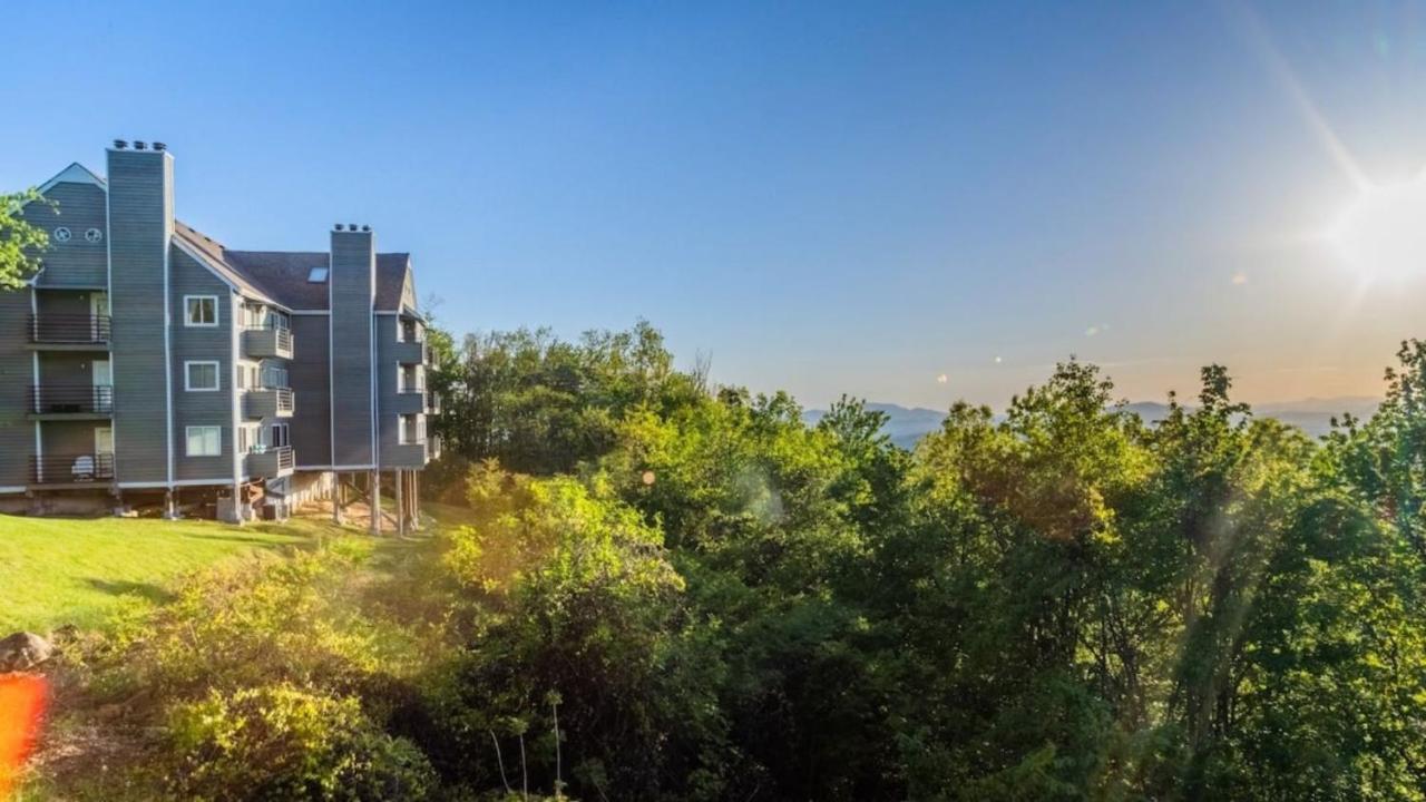 Sky High Views!!-Peak Mountaintop-Outdoor Pool-Close To Downtown-Private Balcony-Wifi-Cable Гетлинбург Екстериор снимка