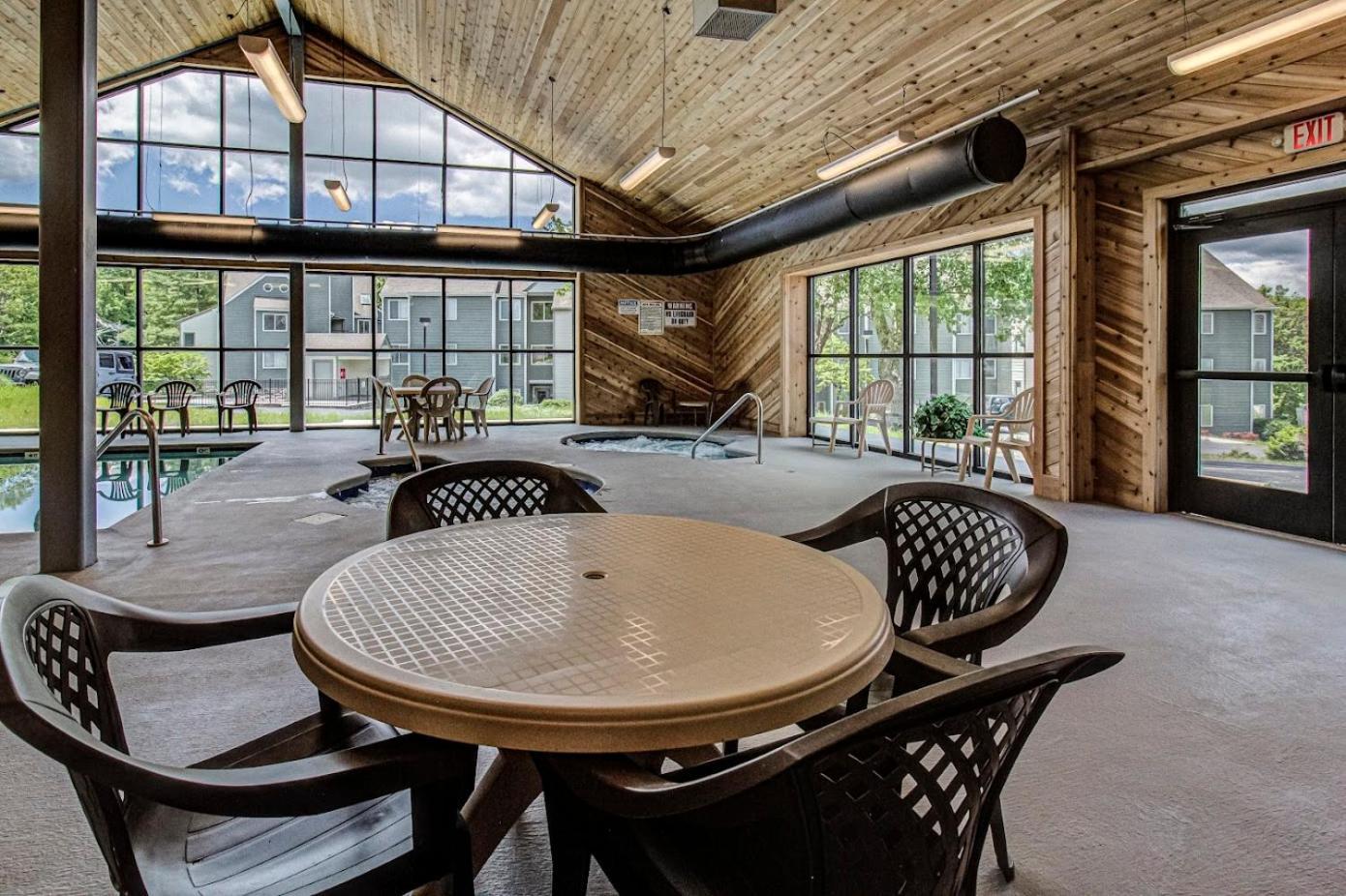Sky High Views!!-Peak Mountaintop-Outdoor Pool-Close To Downtown-Private Balcony-Wifi-Cable Гетлинбург Екстериор снимка